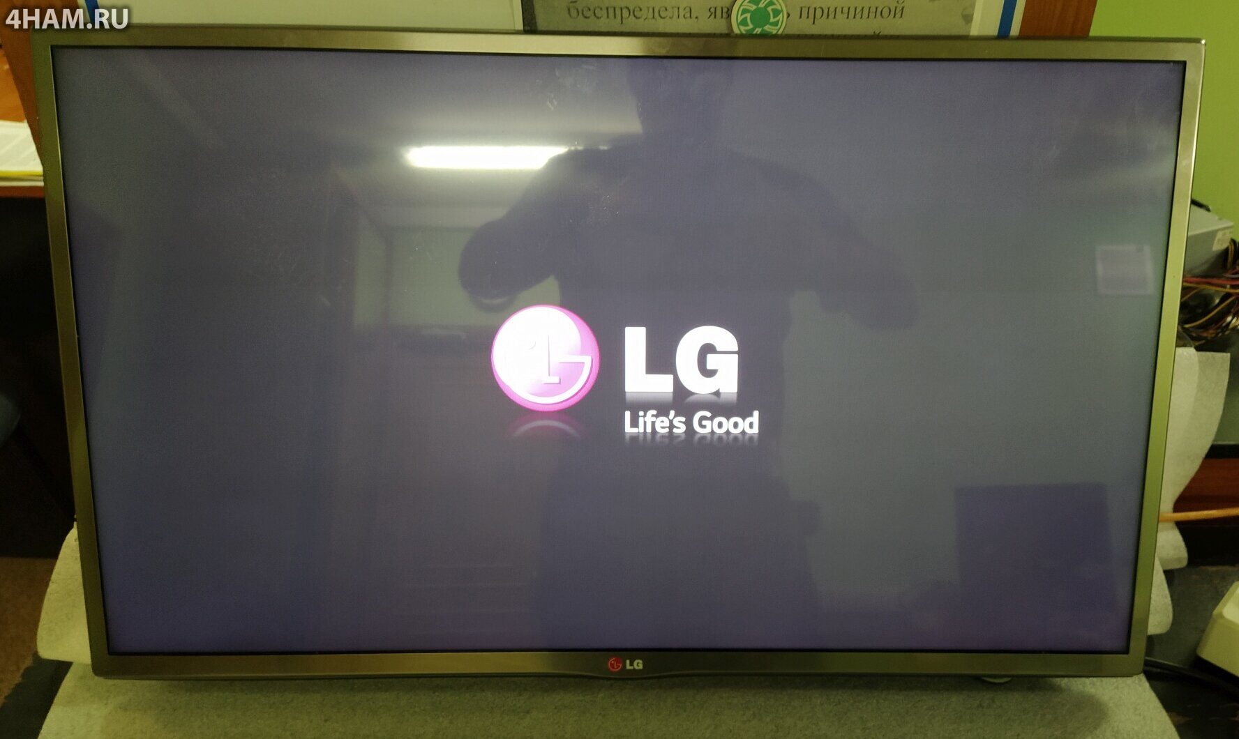 Зависает телевизор lg. Завис телевизор самсунг. Телевизор завис на заставке. Ремонт телевизоров. Телевизор LG включение заставка.